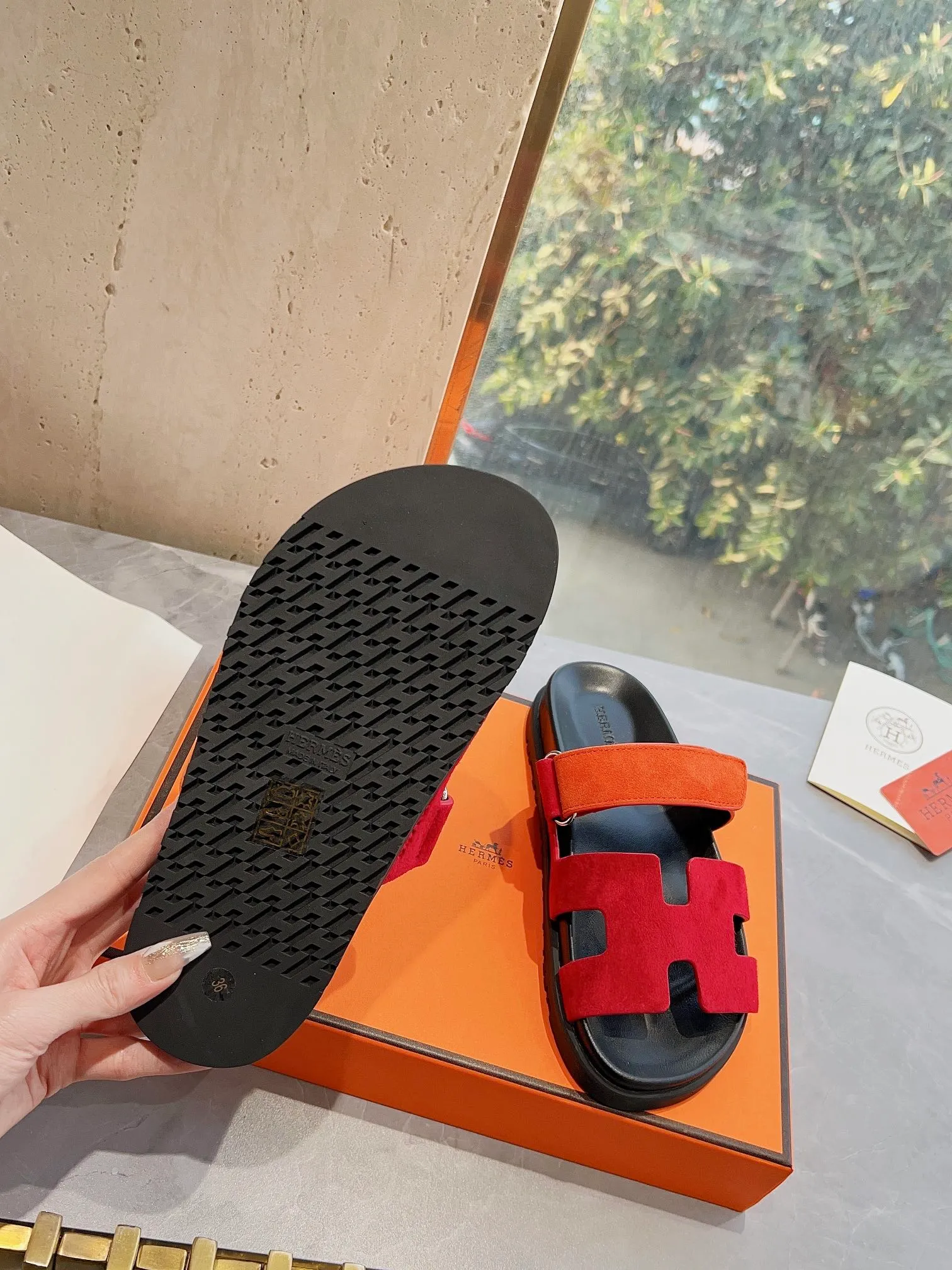 👟👟Ex-factory price 440👟👟 Men's size +10 H family 2024 spring and summer new style HERMES Hermes' recently popular couple's shoes, pig nose angle sandals and slippers, paired with various colorful socks, extremely trendy. Upper lining: imported original material. Outsole: non-slip and wear-resistant outsole. Size: Female 35-42 (40/42 non-returnable and non-exchangeable) Men’s size: 39-45 (45 is non-refundable and non-exchangeable)